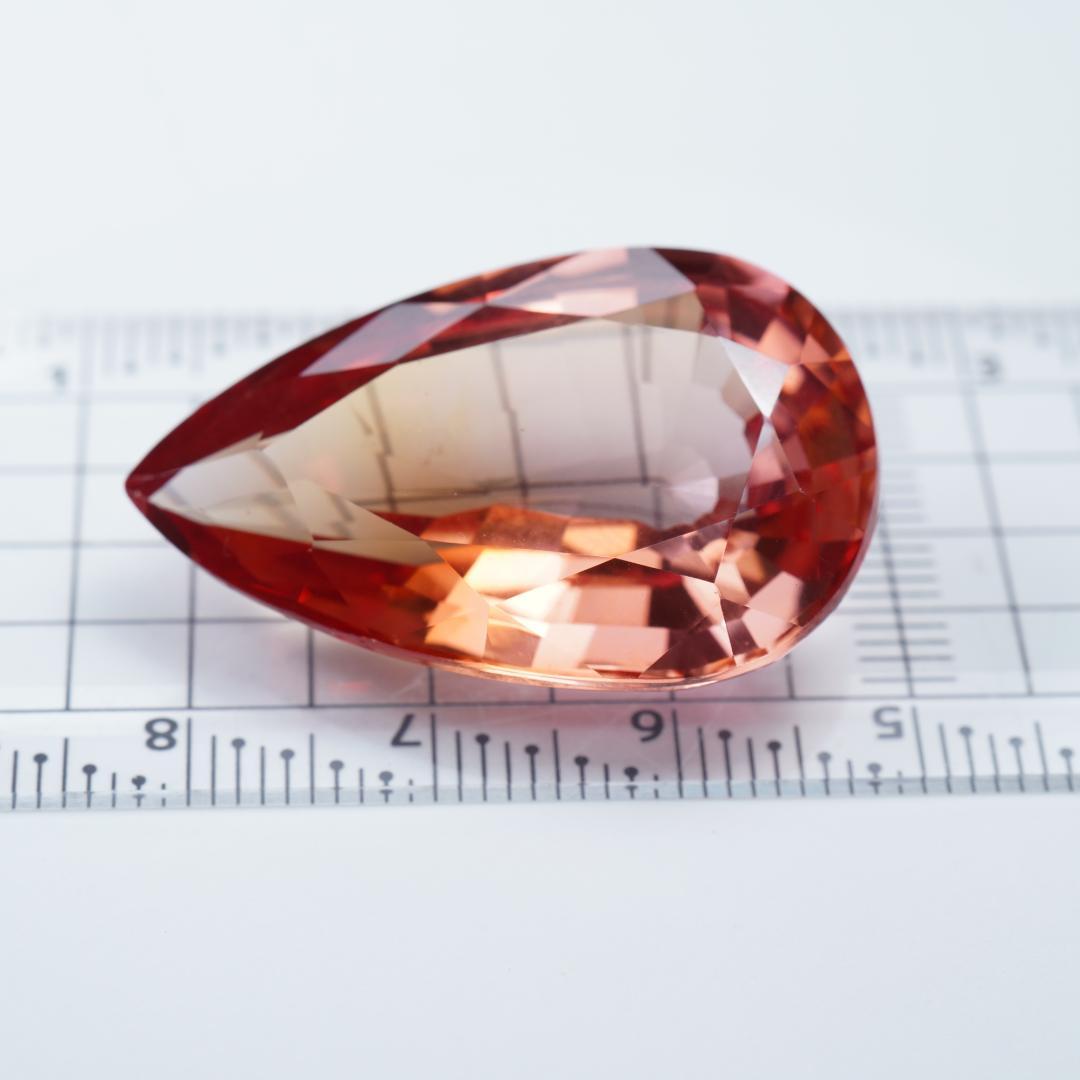 56.28ct　バイカラー合成サファイア