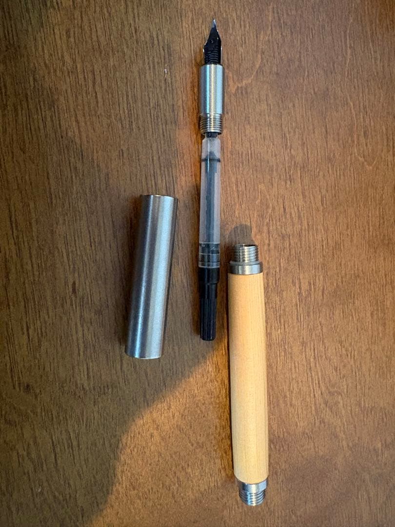 木製ハンドルの万年筆
