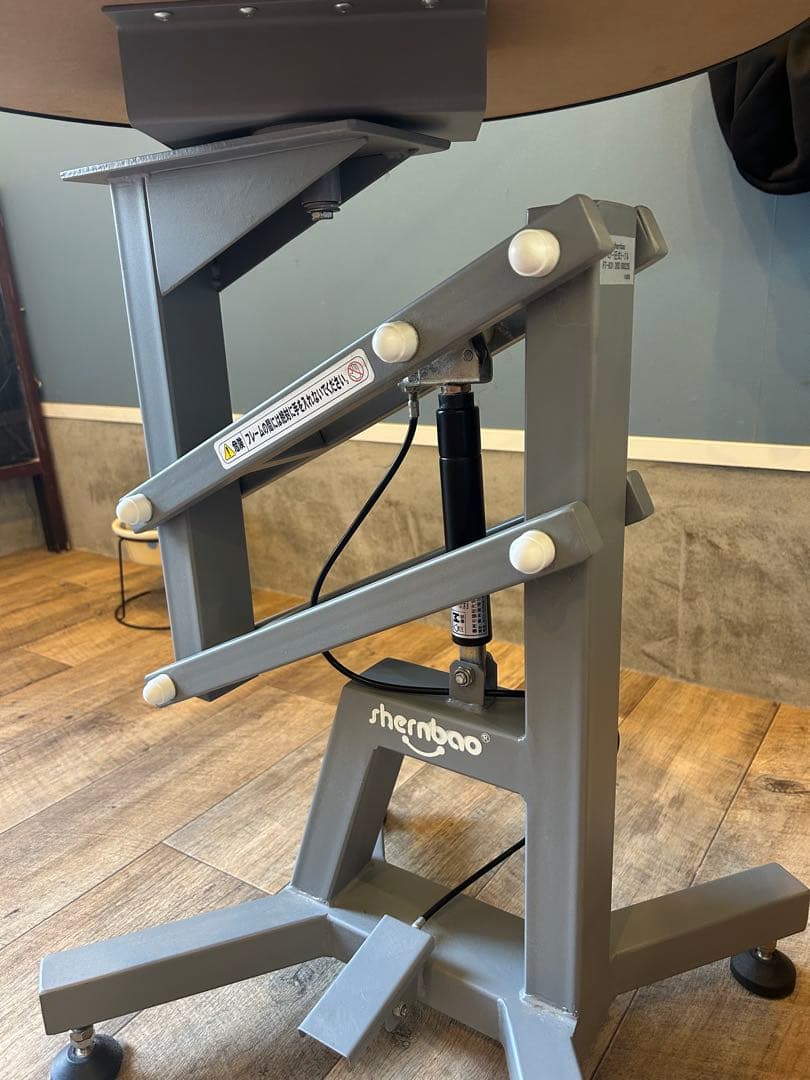 空気圧式トリミングテーブル 高さ調整可能