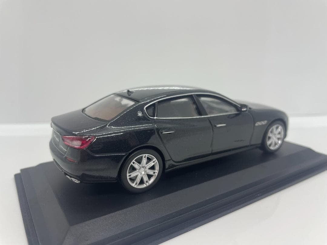 402-448 1/43 マセラティ Quattroporle GTS ブラック