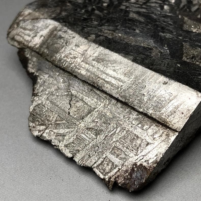 隕石 鉄隕石　アルタイ隕石　原皮付き　ナチュラル　原石　重さ約131ｇ