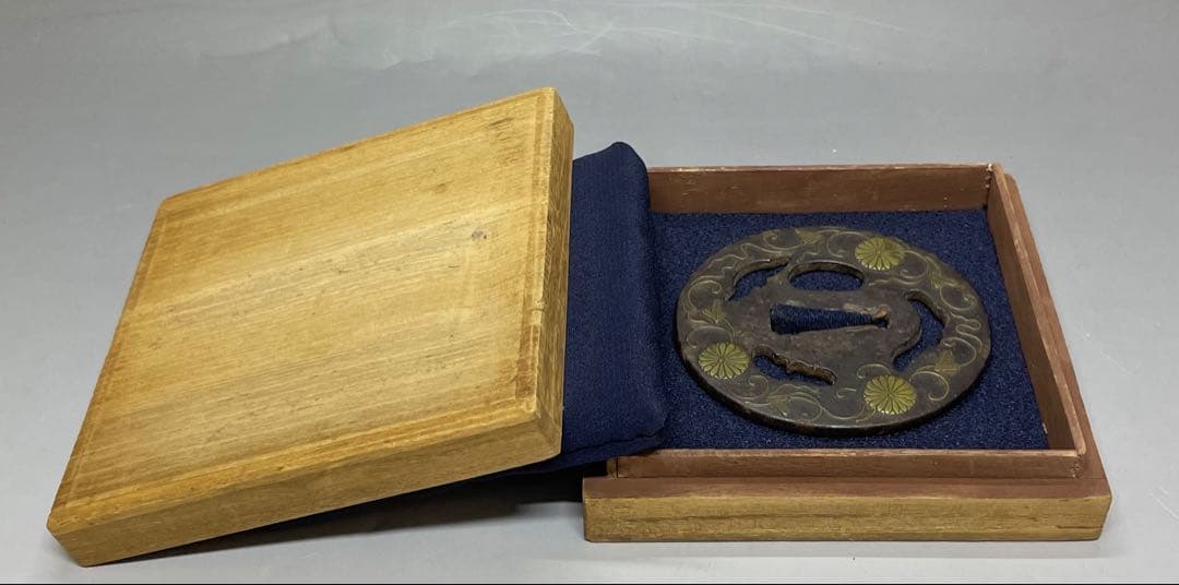 鍔　鉄地　象嵌　菊花紋　刀装具　武具　箱付　e255