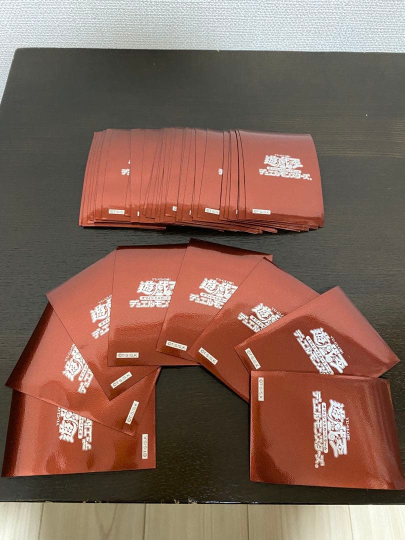 遊戯王 初期ロゴ 公式スリーブ メタリックレッド　メタリックグリーン セット