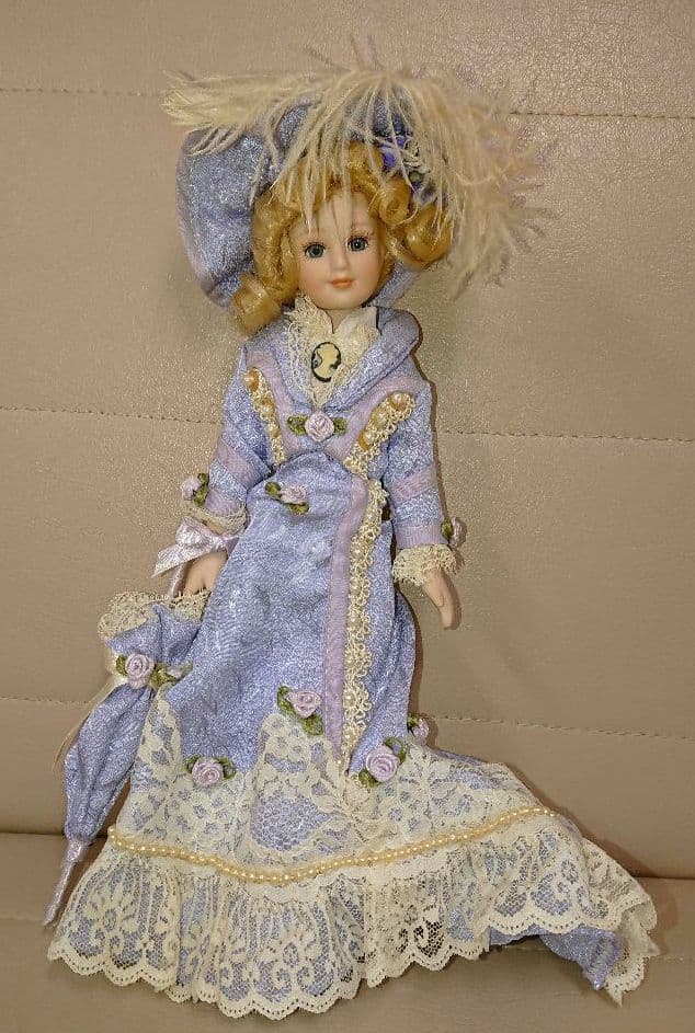 (海外輸入) ラベンダー色のドレス 貴婦人ドール 約30cm