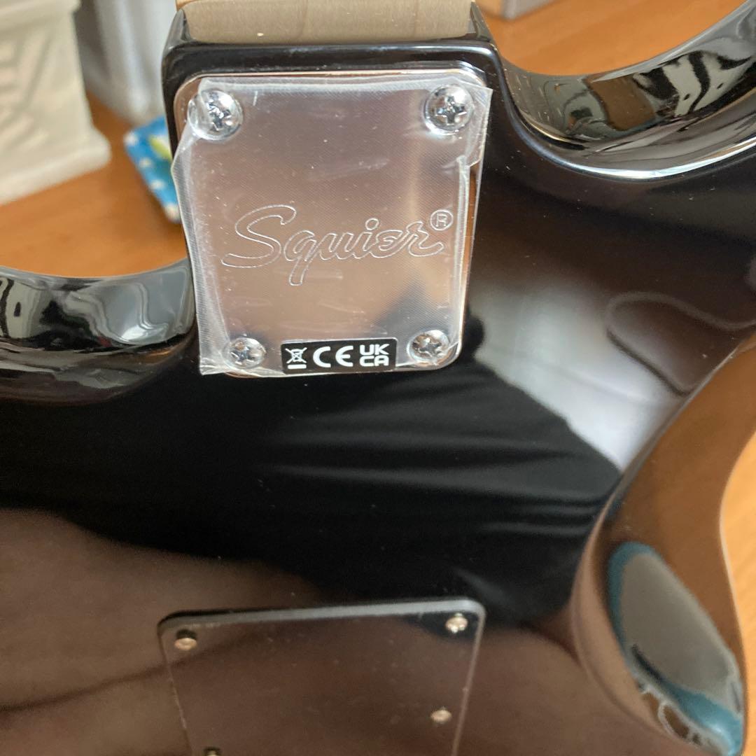 Squier Stratocaster HSS ブラック　チューナーシールド付き