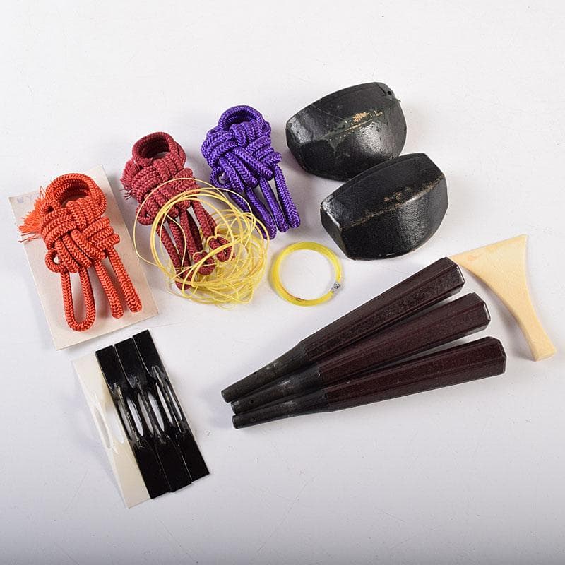 和楽器　弦楽器　唐木紫檀棹　金細三味線　ハードケース付　M　R8637B