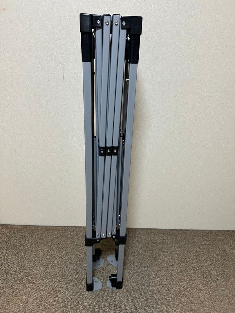 一度使用したLOGOSの紺色のタープです。収納ケース付きで持ち運びが楽で便利です