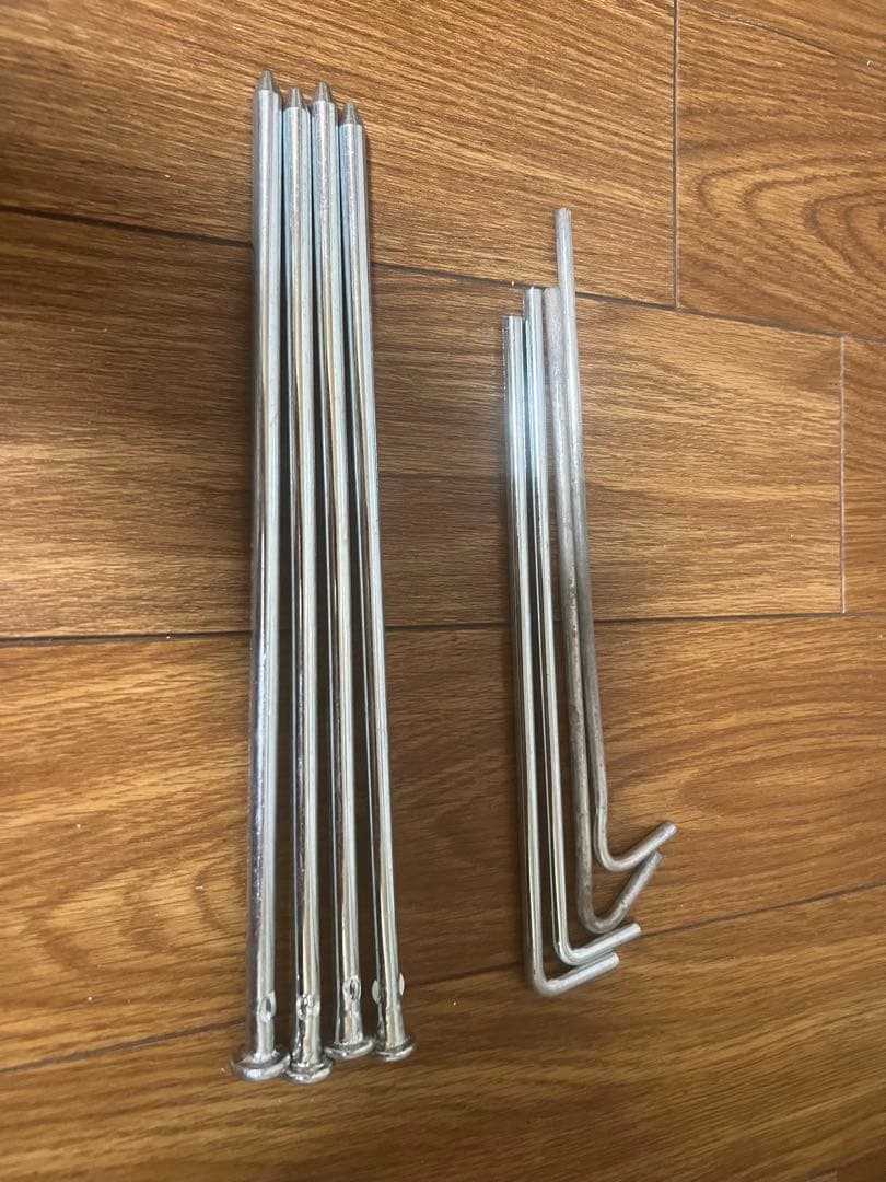 一度使用したLOGOSの紺色のタープです。収納ケース付きで持ち運びが楽で便利です