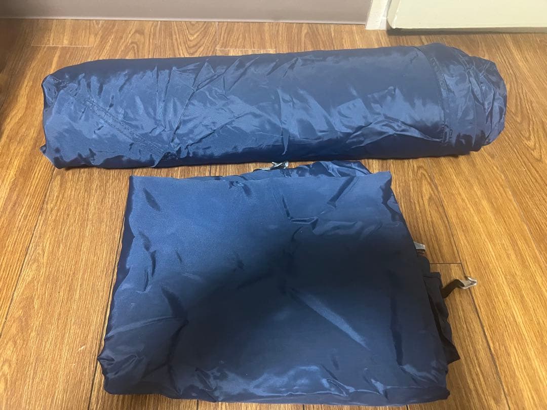 一度使用したLOGOSの紺色のタープです。収納ケース付きで持ち運びが楽で便利です