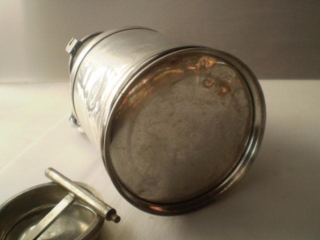 昭和レトロミルク缶。ガーデニング オブジェに如何でしょう。