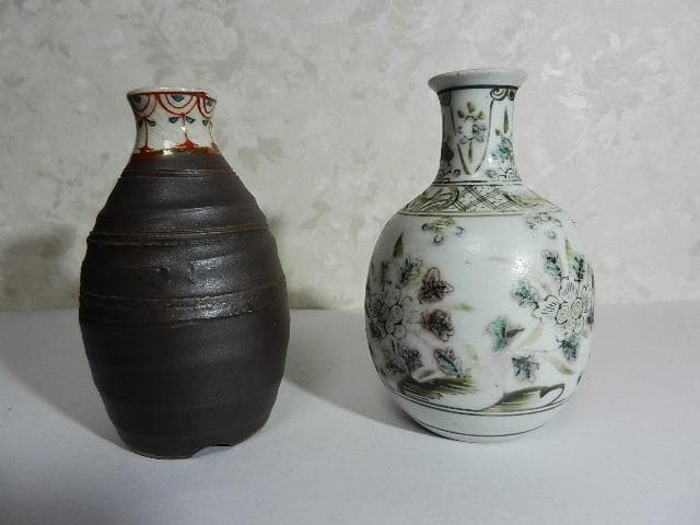 骨董「萬古焼徳利（写真左）」と「九谷焼徳利（写真右）」２点