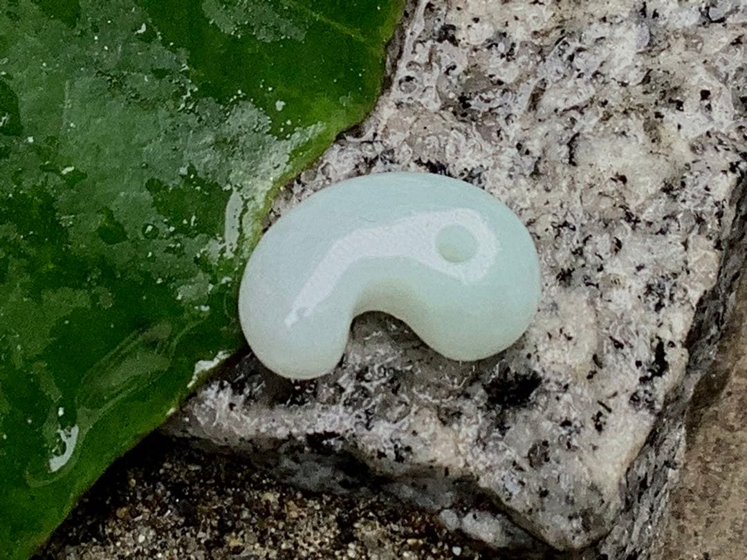 ✳極上の端材より作製‼️糸魚川翡翠勾玉ジェダイト　鑑定鑑別書付　綺麗な肌目色の勾玉