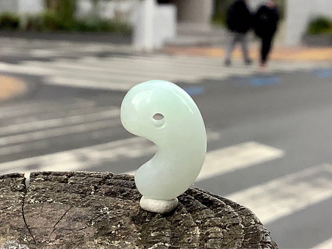 ✳極上の端材より作製‼️糸魚川翡翠勾玉ジェダイト　鑑定鑑別書付　綺麗な肌目色の勾玉