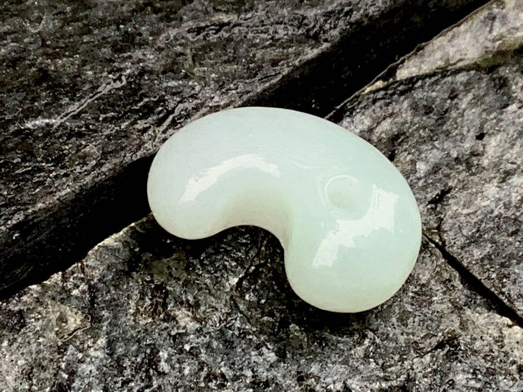 ✳極上の端材より作製‼️糸魚川翡翠勾玉ジェダイト　鑑定鑑別書付　綺麗な肌目色の勾玉