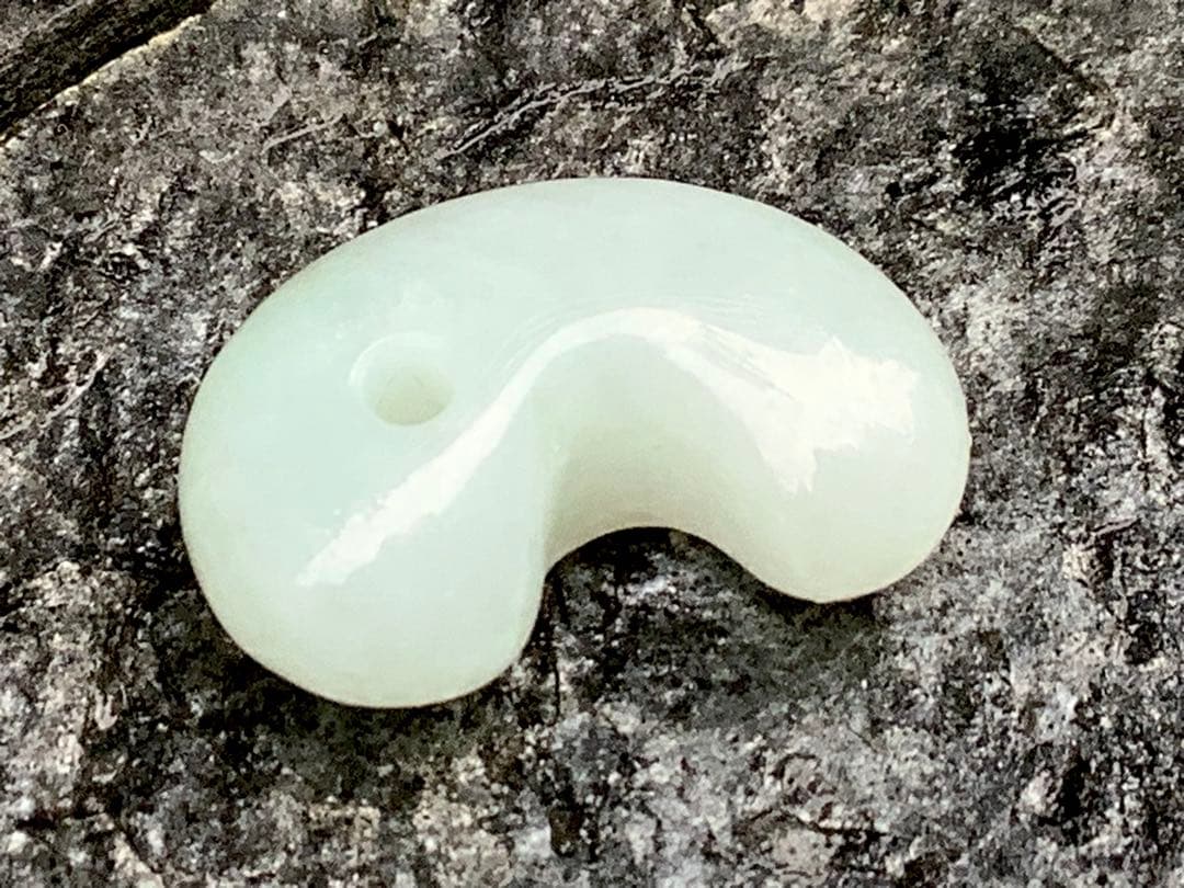 ✳極上の端材より作製‼️糸魚川翡翠勾玉ジェダイト　鑑定鑑別書付　綺麗な肌目色の勾玉