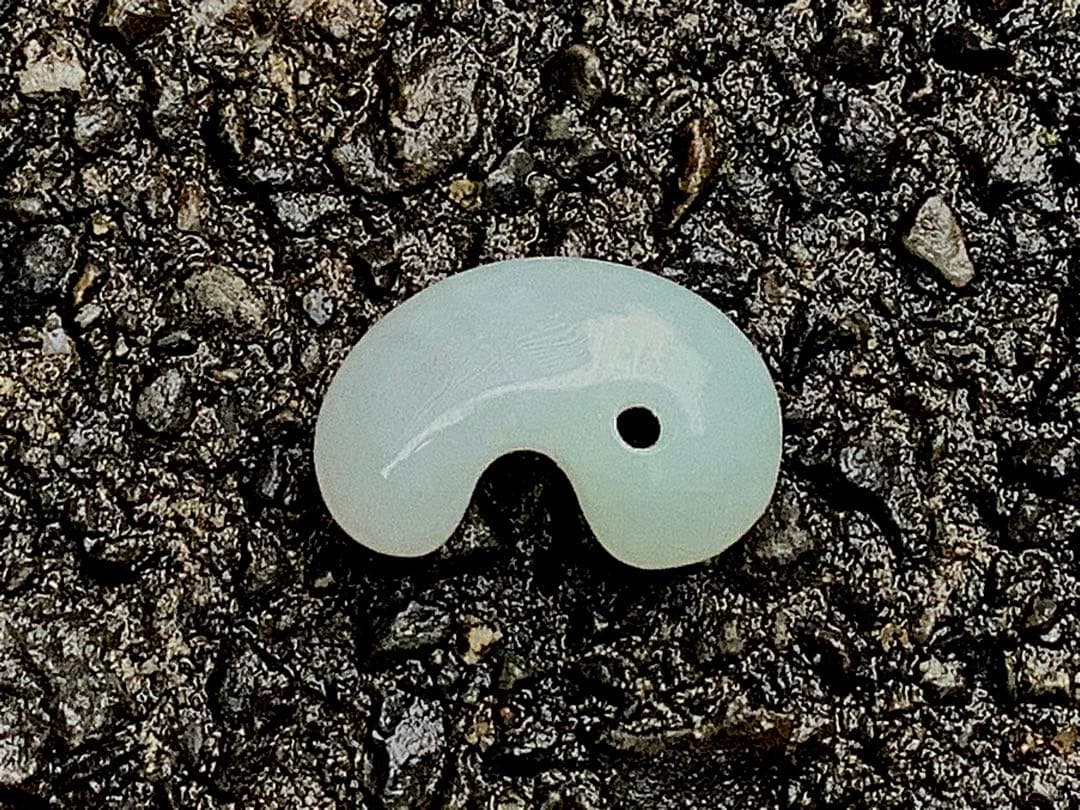 ✳極上の端材より作製‼️糸魚川翡翠勾玉ジェダイト　鑑定鑑別書付　綺麗な肌目色の勾玉