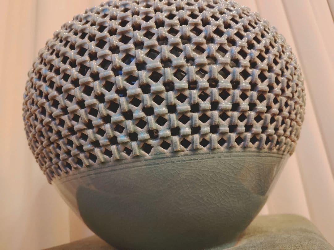 透かし彫り風青色陶器　高麗青磁