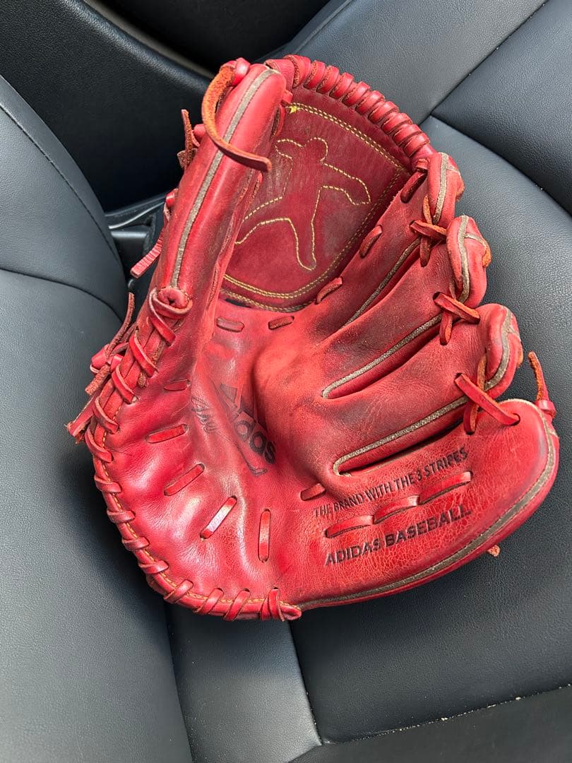 アディダス赤 投手用グローブ