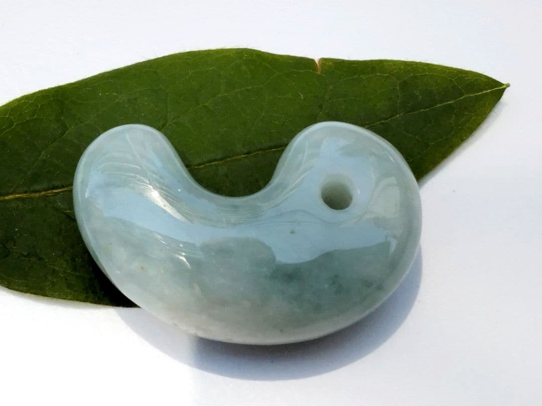 ⭐️本物をお身近に　吉祥開運の糸魚川翡翠勾玉　本物ジェダイト‼️　外部鑑別書付