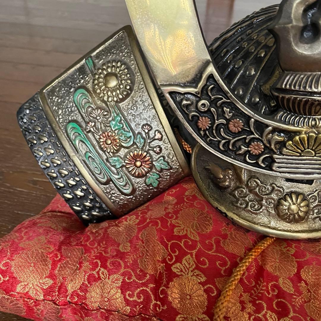 金色装飾の兜 菊花紋章入り　日本国皇室顎紐付き　赤いクッション付き　8.8kg