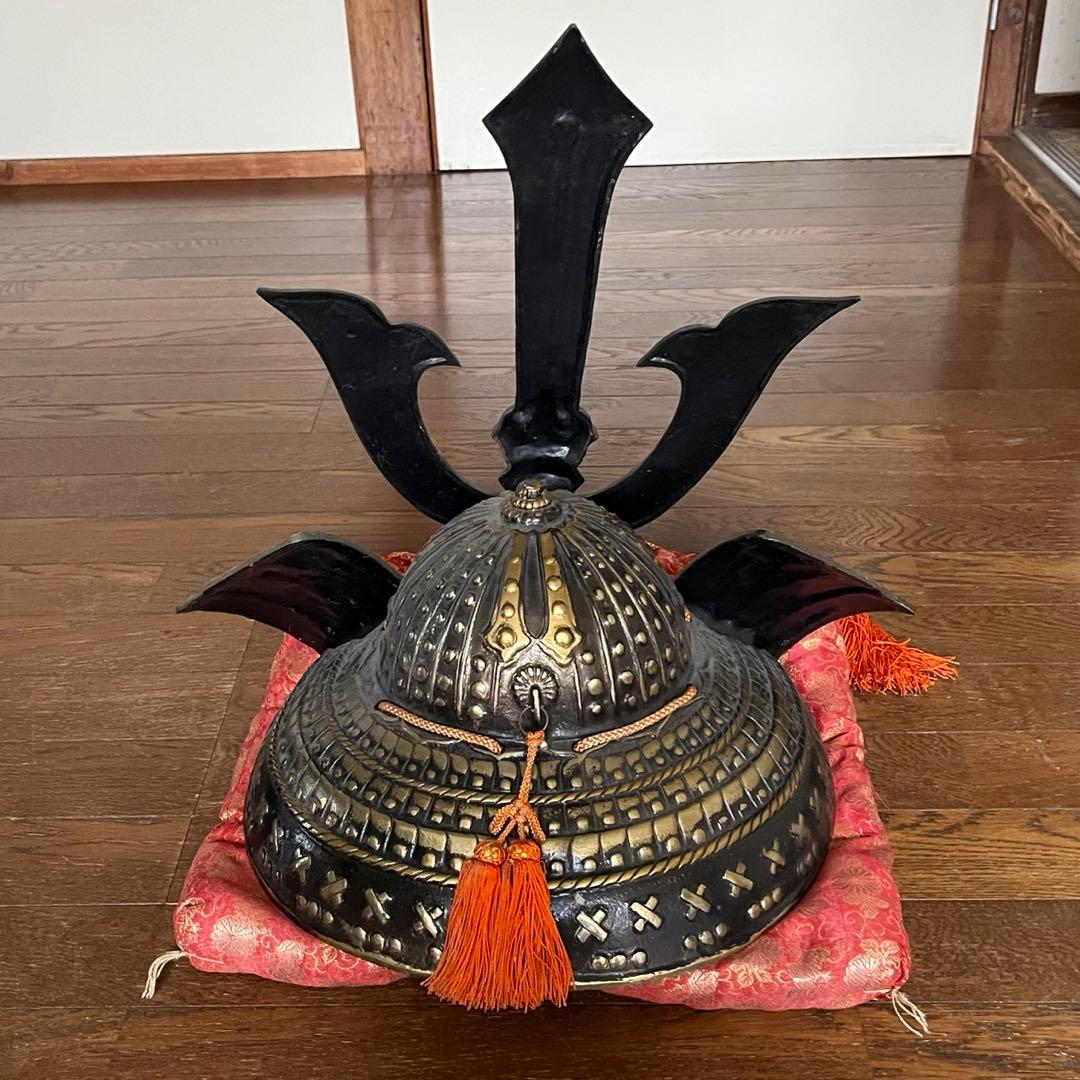 金色装飾の兜 菊花紋章入り　日本国皇室顎紐付き　赤いクッション付き　8.8kg