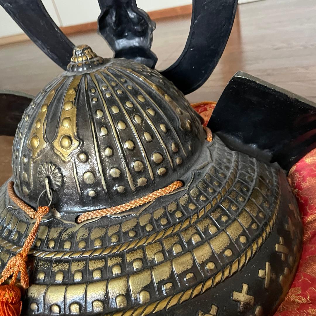金色装飾の兜 菊花紋章入り　日本国皇室顎紐付き　赤いクッション付き　8.8kg
