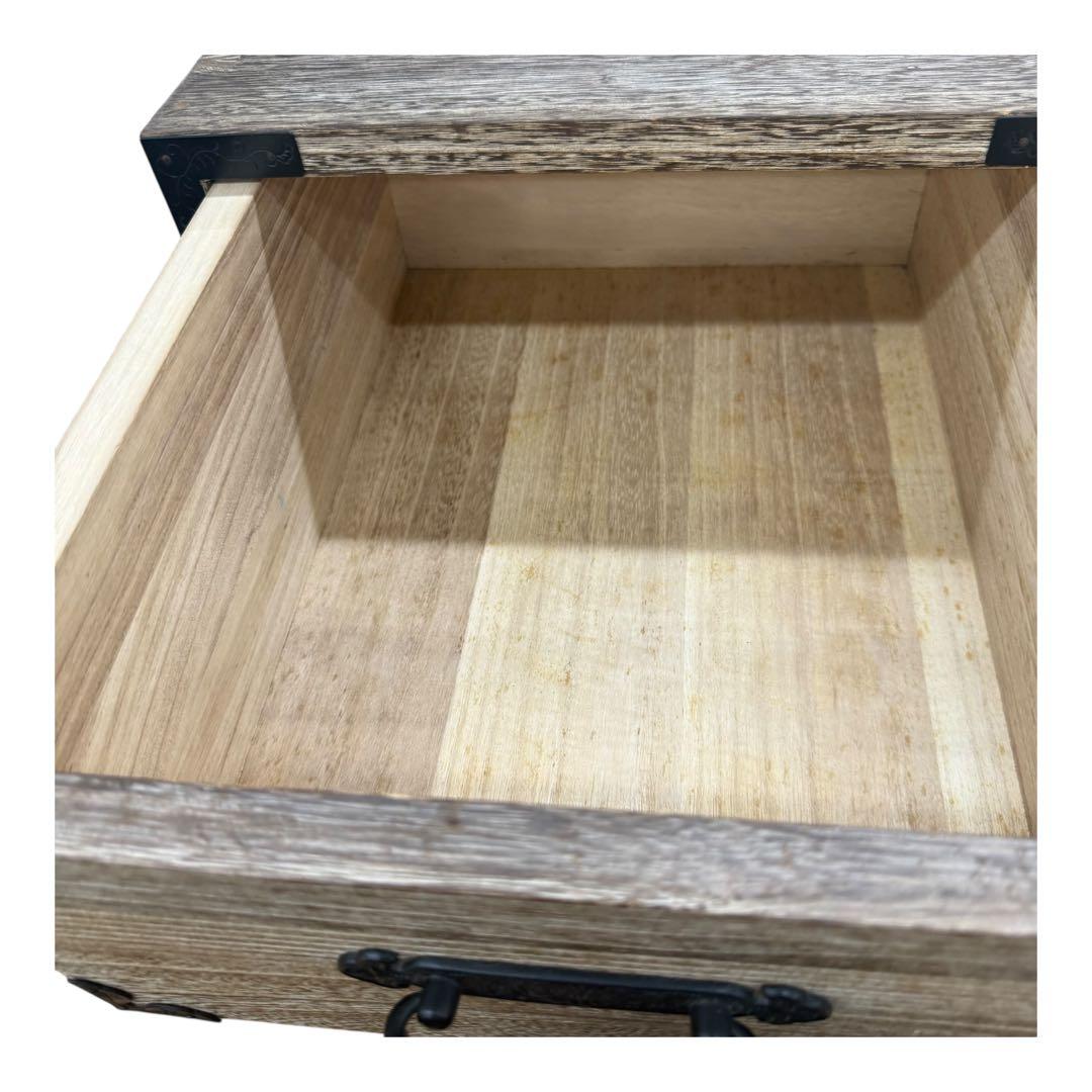 中古　国産　職人手造り　凝った金具が目を引く総桐箪笥