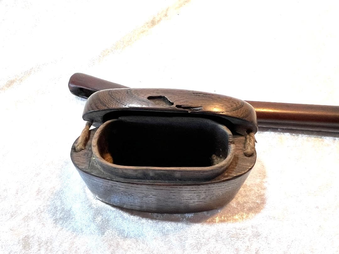 煙草入れ　木製　煙管入れと煙草入れと緒締め付き　煙管入れは竹製　緒締めは骨