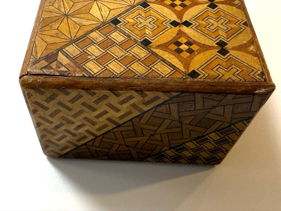 箱根寄木細工　秘密箱　からくり箱　ひみつ箱