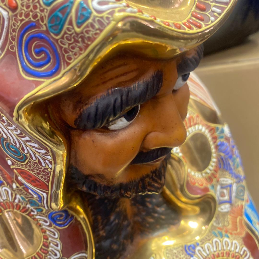 伝統陶器九谷焼、達磨だるま、装飾陶器像 、金色模様、存在感ある。