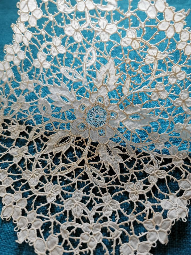 1800年代 キャリックマクロスレース精緻なカットワーク&ニードル刺繍 三つ葉花