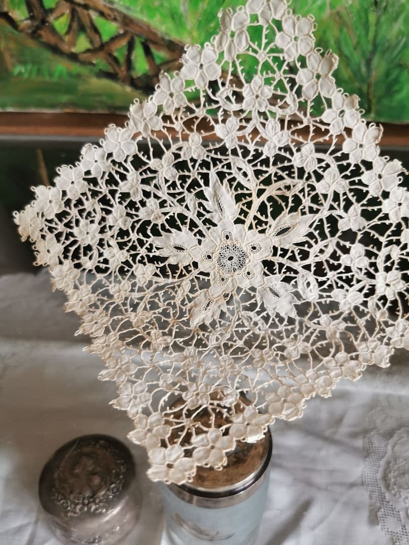 1800年代 キャリックマクロスレース精緻なカットワーク&ニードル刺繍 三つ葉花