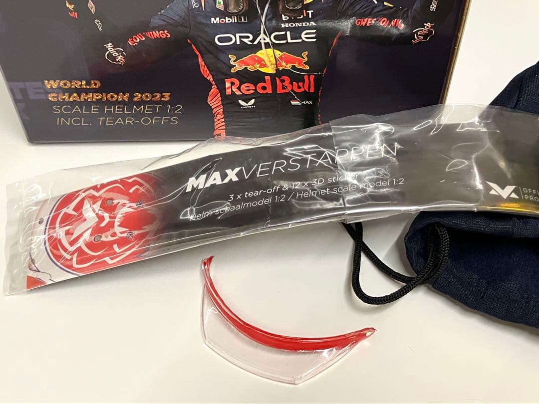 1/2 ヘルメット 2023 M.フェルスタッペン Wチャンピオン3連覇仕様