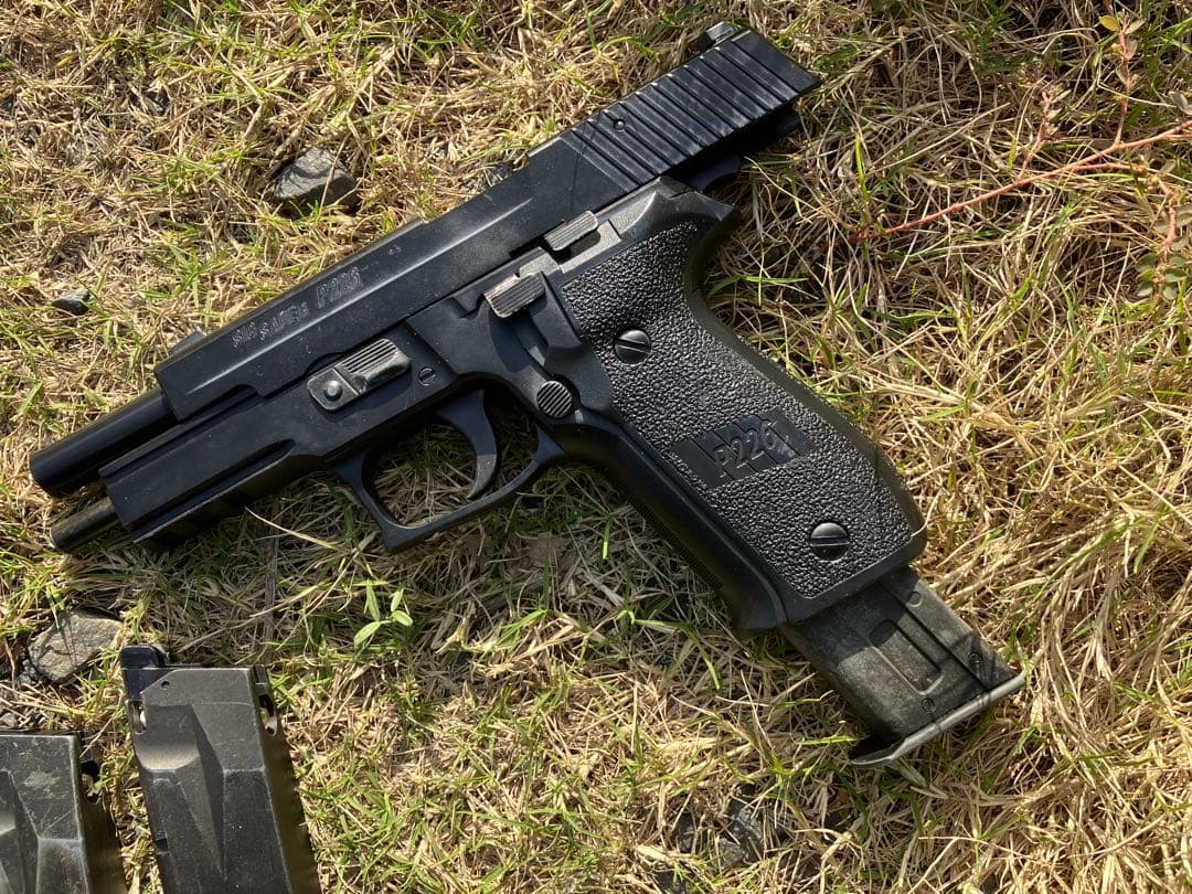 東京マルイ製ガスブローバックハンドガン　P226 中古　マガジン3本