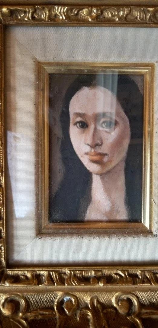 金色フレームの女性肖像画