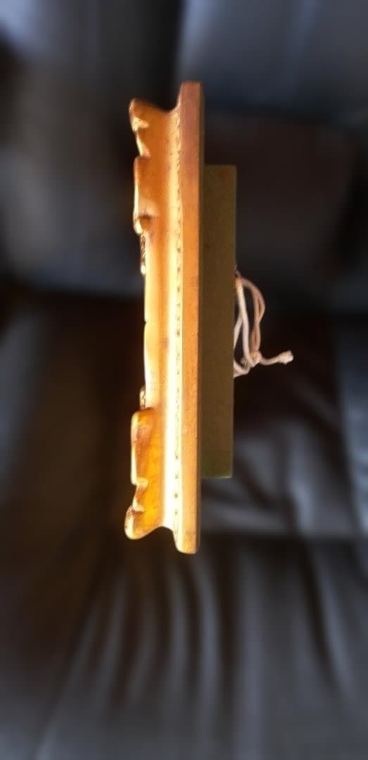 金色フレームの女性肖像画