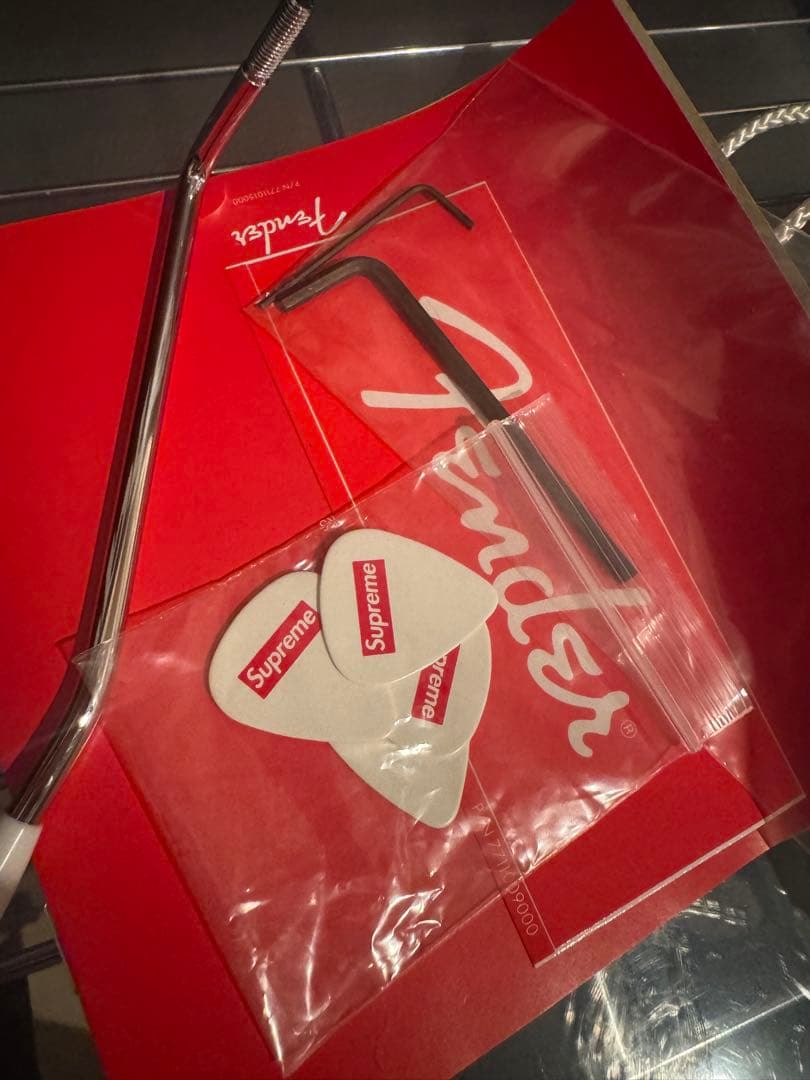 Supreme ストラトキャスタータイプ エレキギター