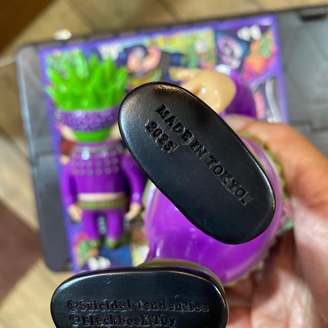 スイサイダル　ブラックブックトイ　グロウスキン 可動式フィギュア 紫緑