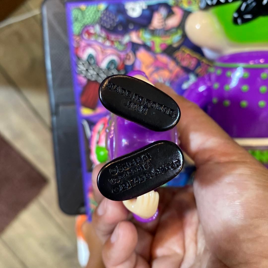 スイサイダル　ブラックブックトイ　グロウスキン 可動式フィギュア 紫緑