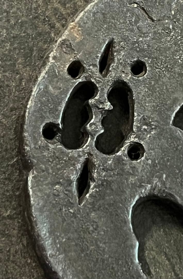 鍔　刀鍔　鉄地　亀透かし　甲羅模様　木瓜型　在銘