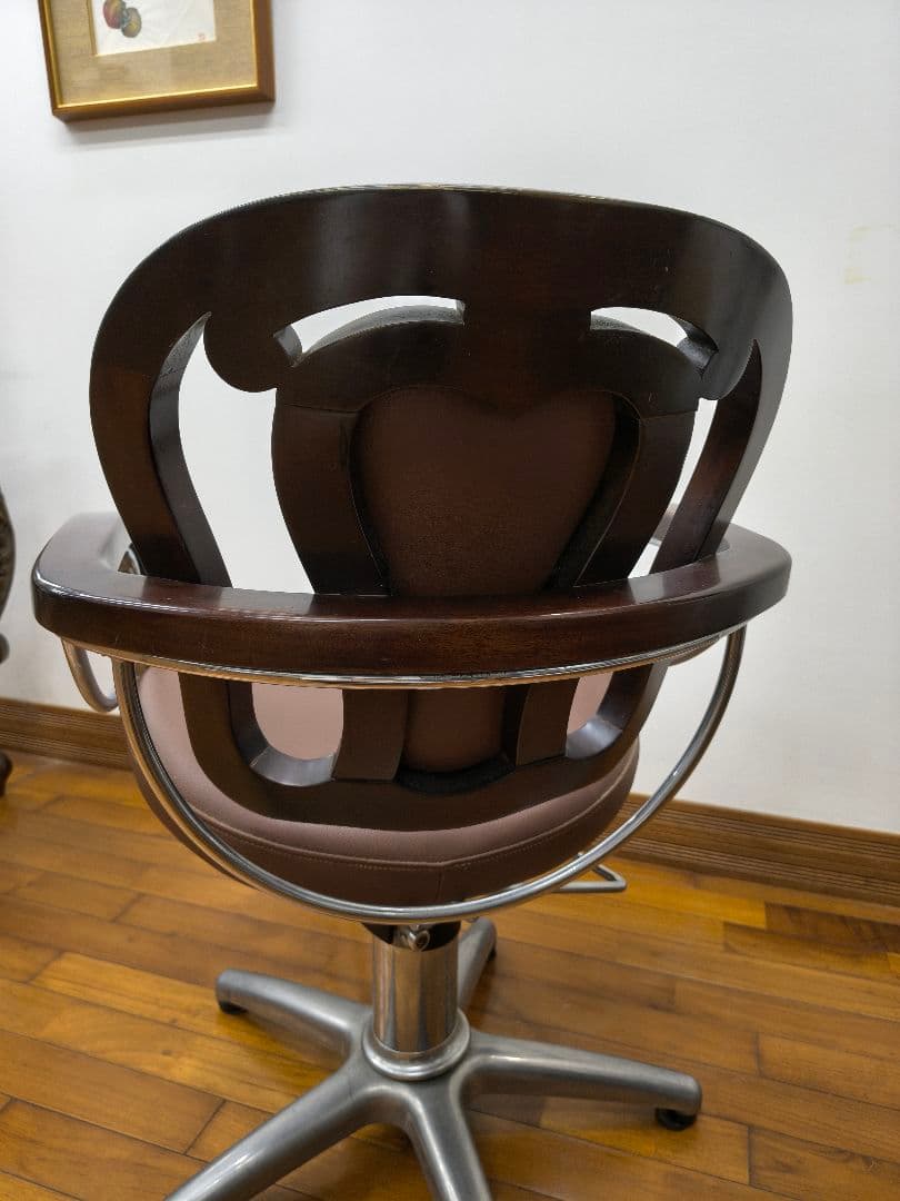 【引き取り限定】　理美容椅子　西洋家具　上下可動回転停止できます。