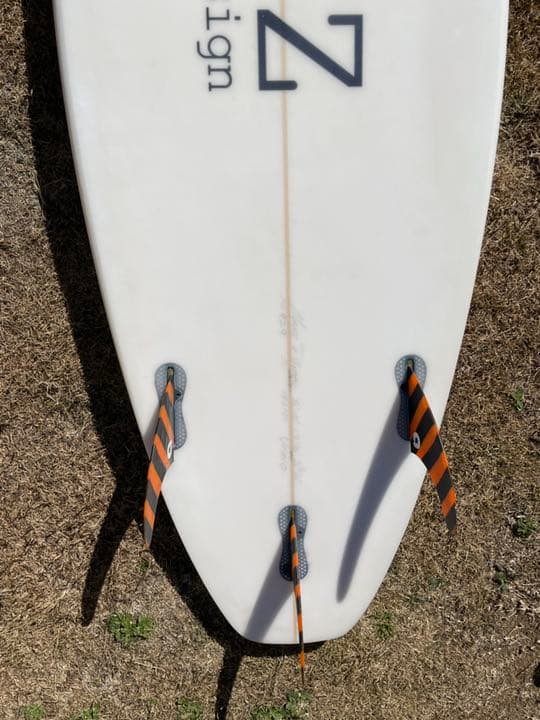 3年前にフルオーダーしたボードですかなり状態が良いです、日焼けもありません。