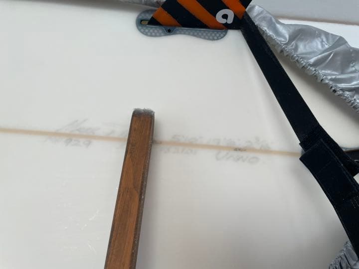 3年前にフルオーダーしたボードですかなり状態が良いです、日焼けもありません。