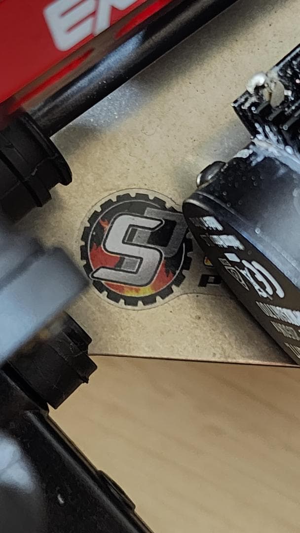 ARRMA TYPHON 6S V5 1/8 社外品チタンシャーシなどを装備