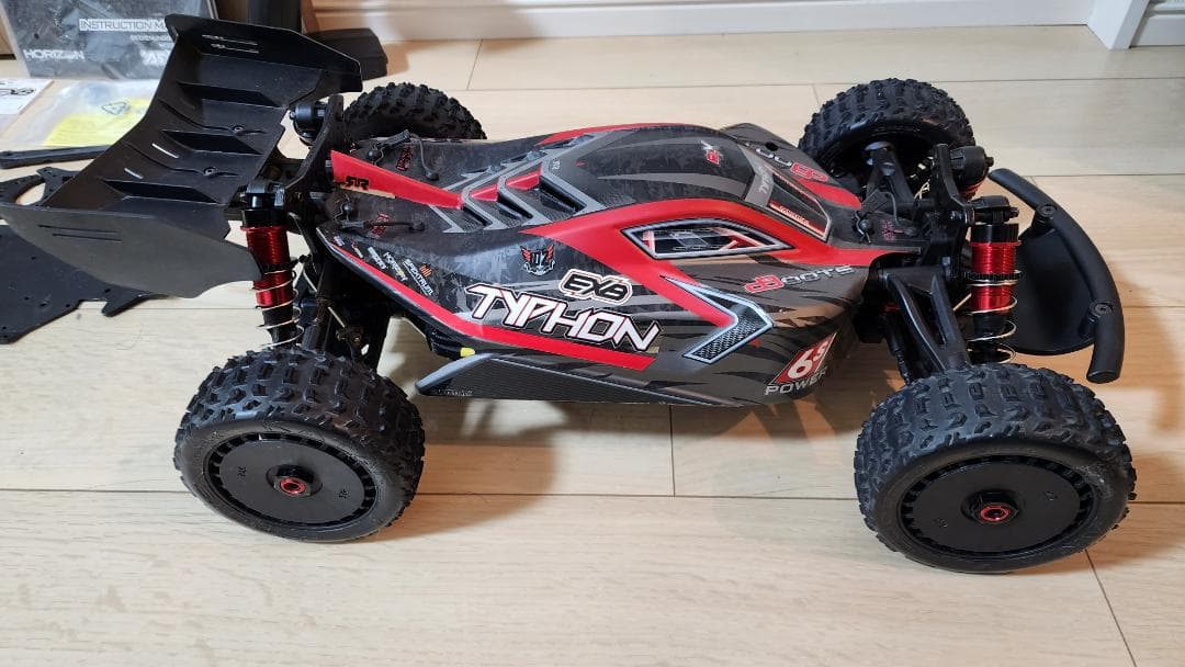 ARRMA TYPHON 6S V5 1/8 社外品チタンシャーシなどを装備