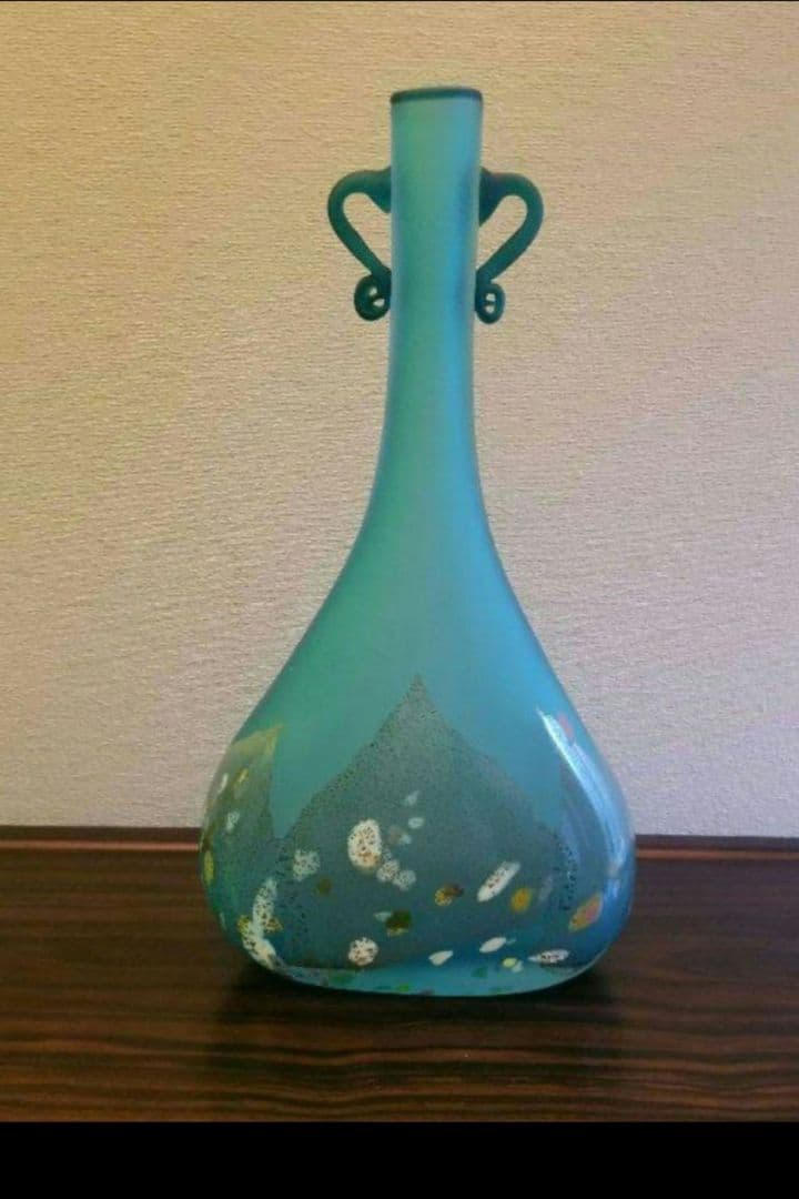 ガラス作家もの石井康治の凛とした中にも華やかさをひめたブルーが映える一品です