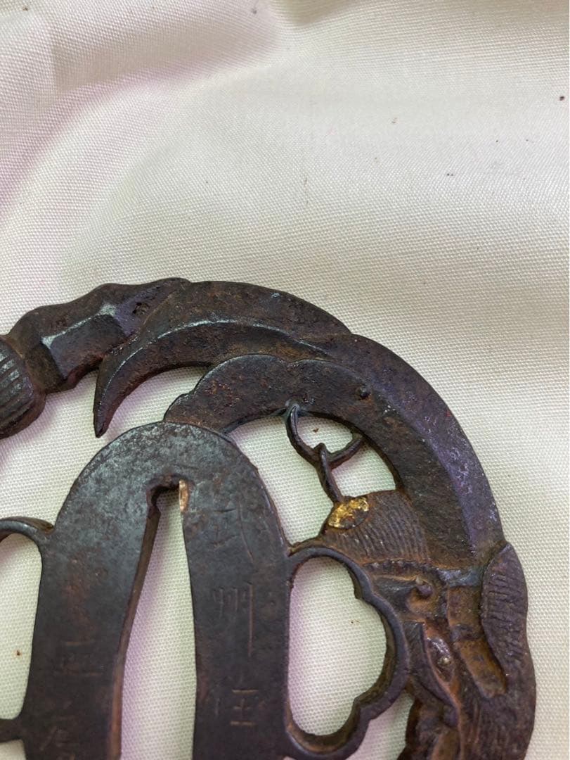 武装具　関羽大薙刀図　銘　武州住　正房　鉄地　金布目象嵌色絵　鍔