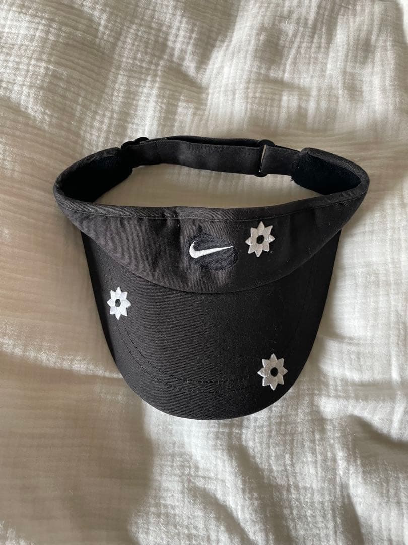 Nike 花刺繍 バイザー 黒