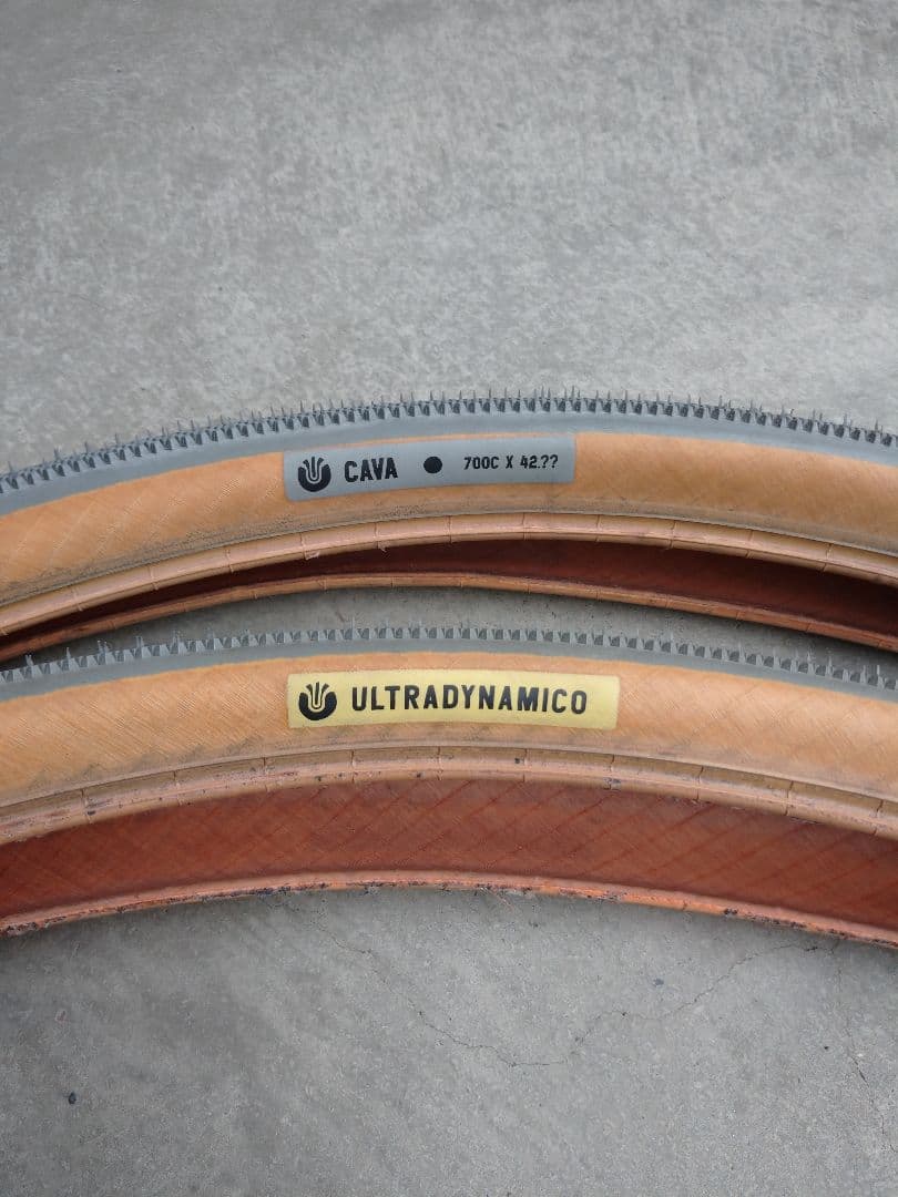 ULTRADYNAMICO製 CAVA 700x42C