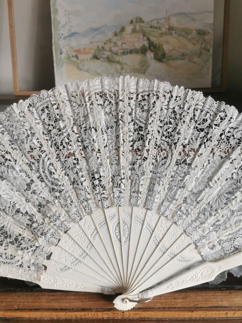 アンティークブリュッセルボビンレーファン 繊細透かしスティック 美しいトーン